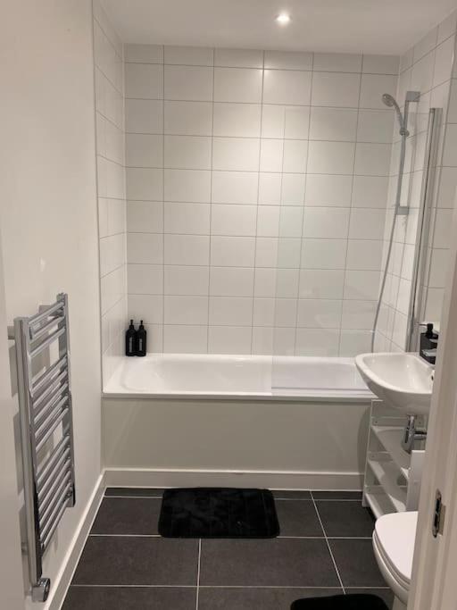 Modern Trafford 1Br Apartment-Free Parking-Cinema Room Manchester Luaran gambar